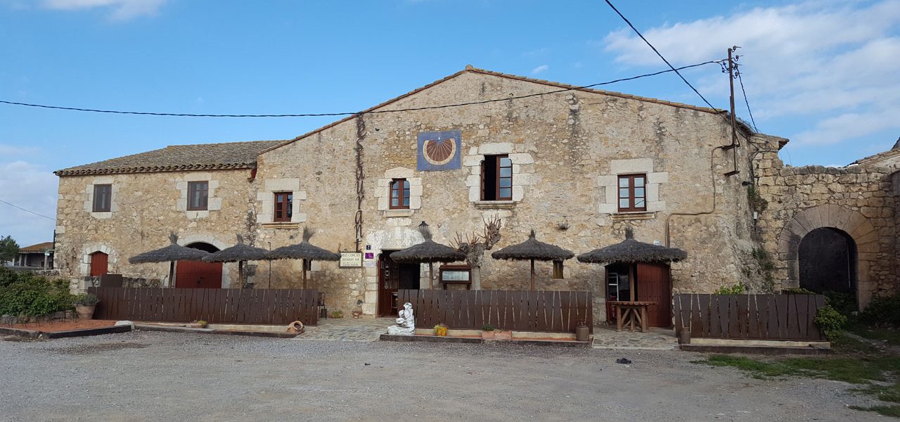 Allotjament rural i a la dreta portal d’entrada de l’antic castell medieval