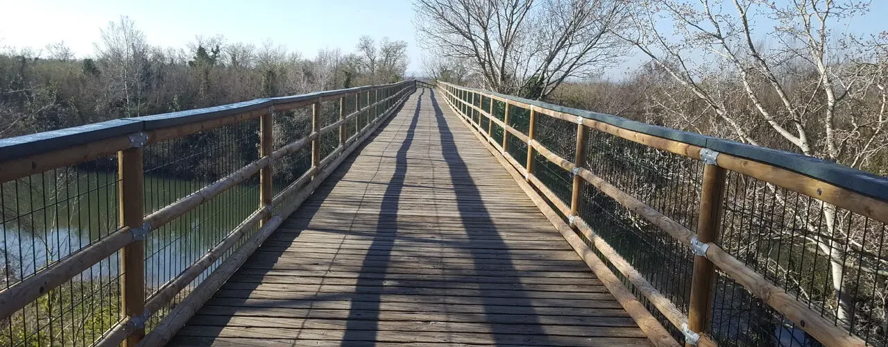 Pont de fusta sobre La Muga